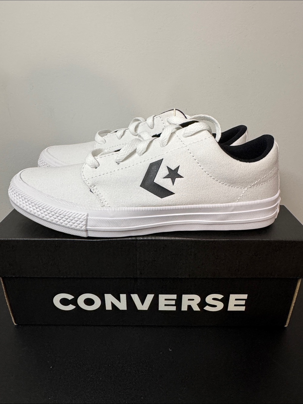 Converse Unisex White Low-Top Day One Classic Ox Sneaker 6 Men/7.5 Women New NIB